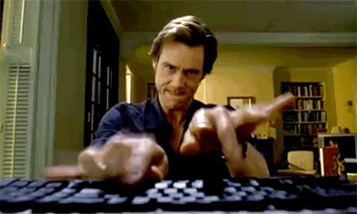 Bruce Almighty (Jim Carrey) escribiendo furiosamente en un teclado