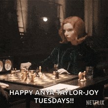 Beth Harmon (Anya Taylor-Joy) en The Queen's Gambit, frente al tablero, esperando el siguiente movimiento